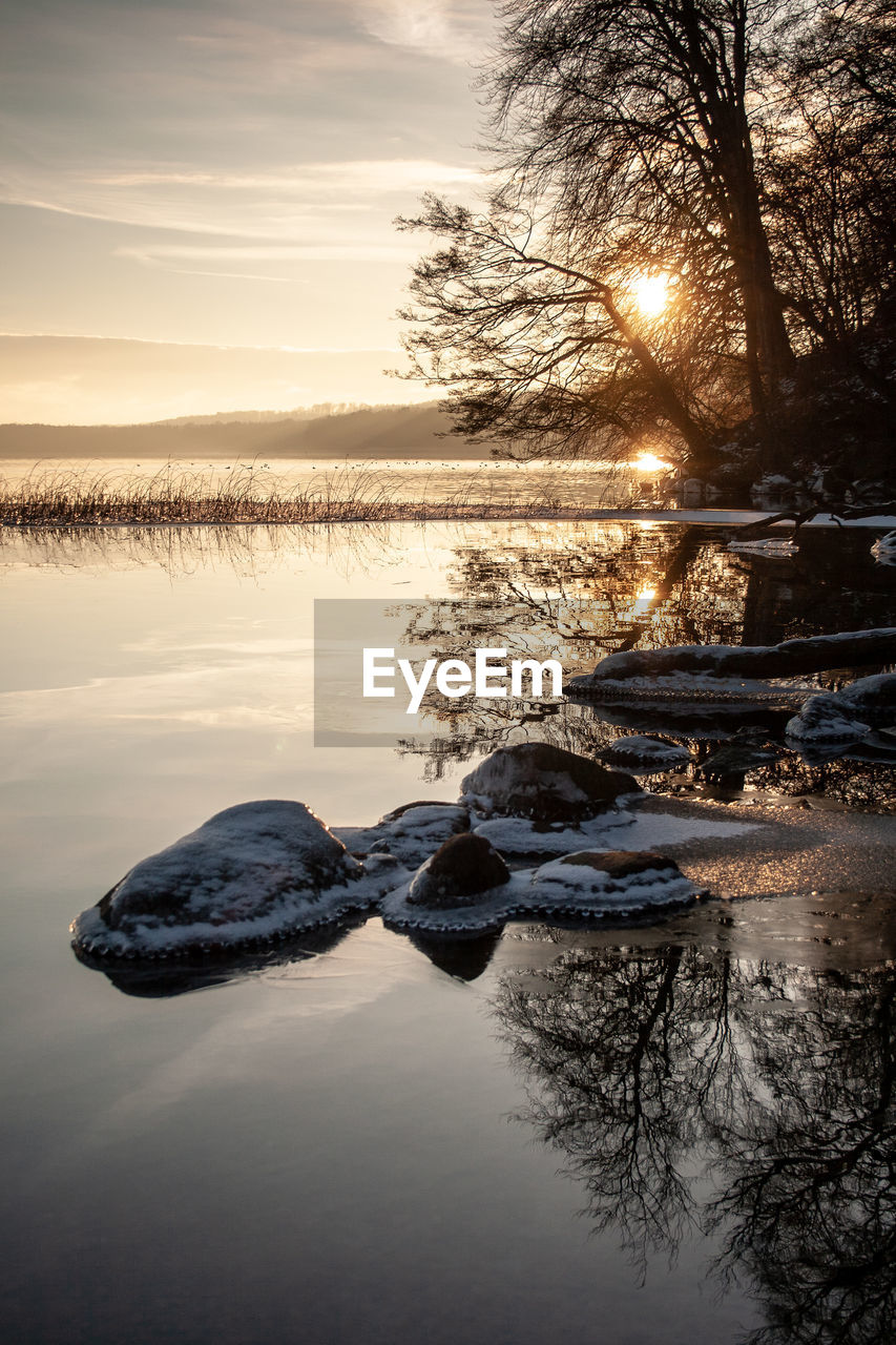 SCENIC VIEW OF LAKE DURING WINTER AGAINST SKY