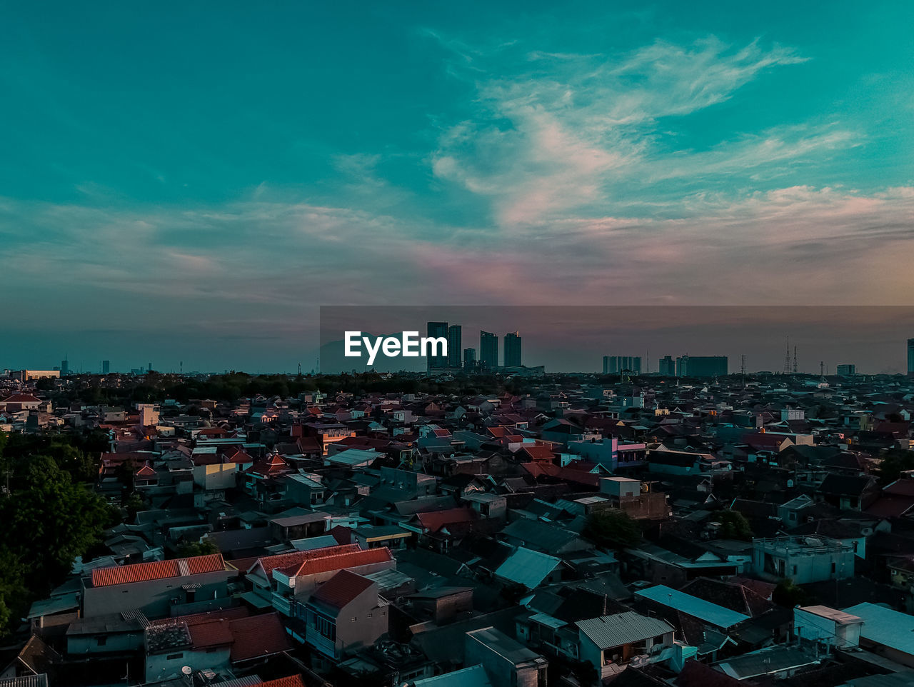 HIGH ANGLE VIEW OF TOWNSCAPE AGAINST SKY