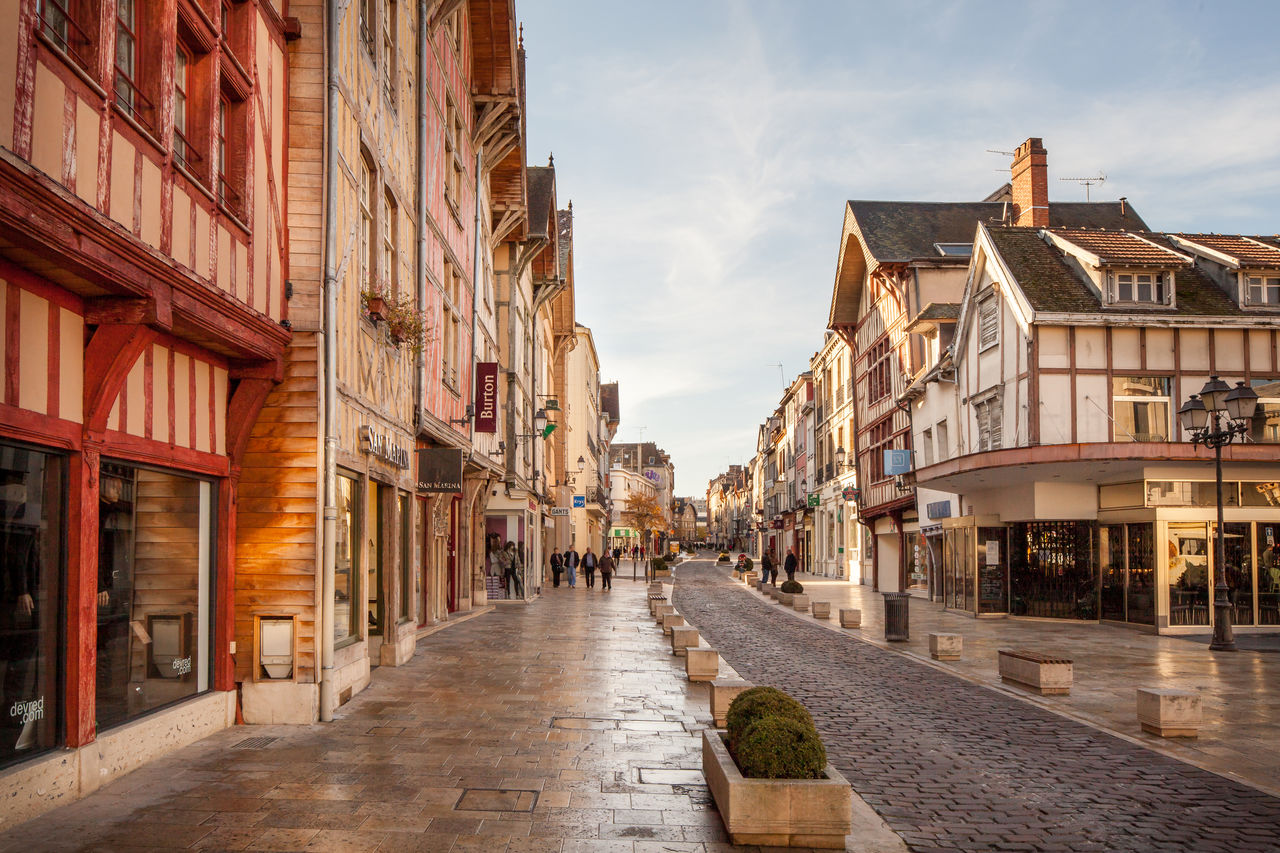 NARROW STREET BETWEEN BUILDINGS IN CITY