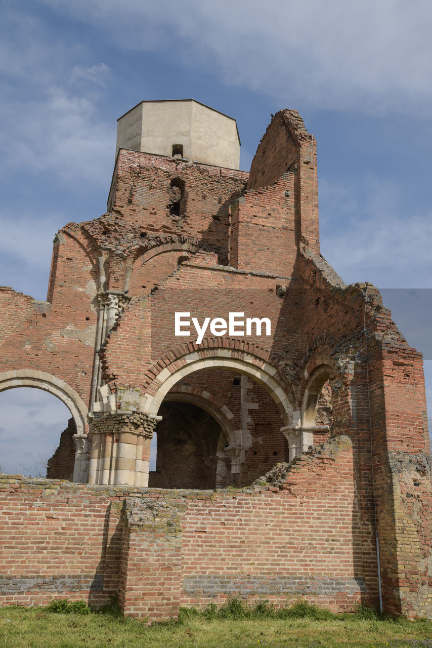 LOW ANGLE VIEW OF OLD BUILDING