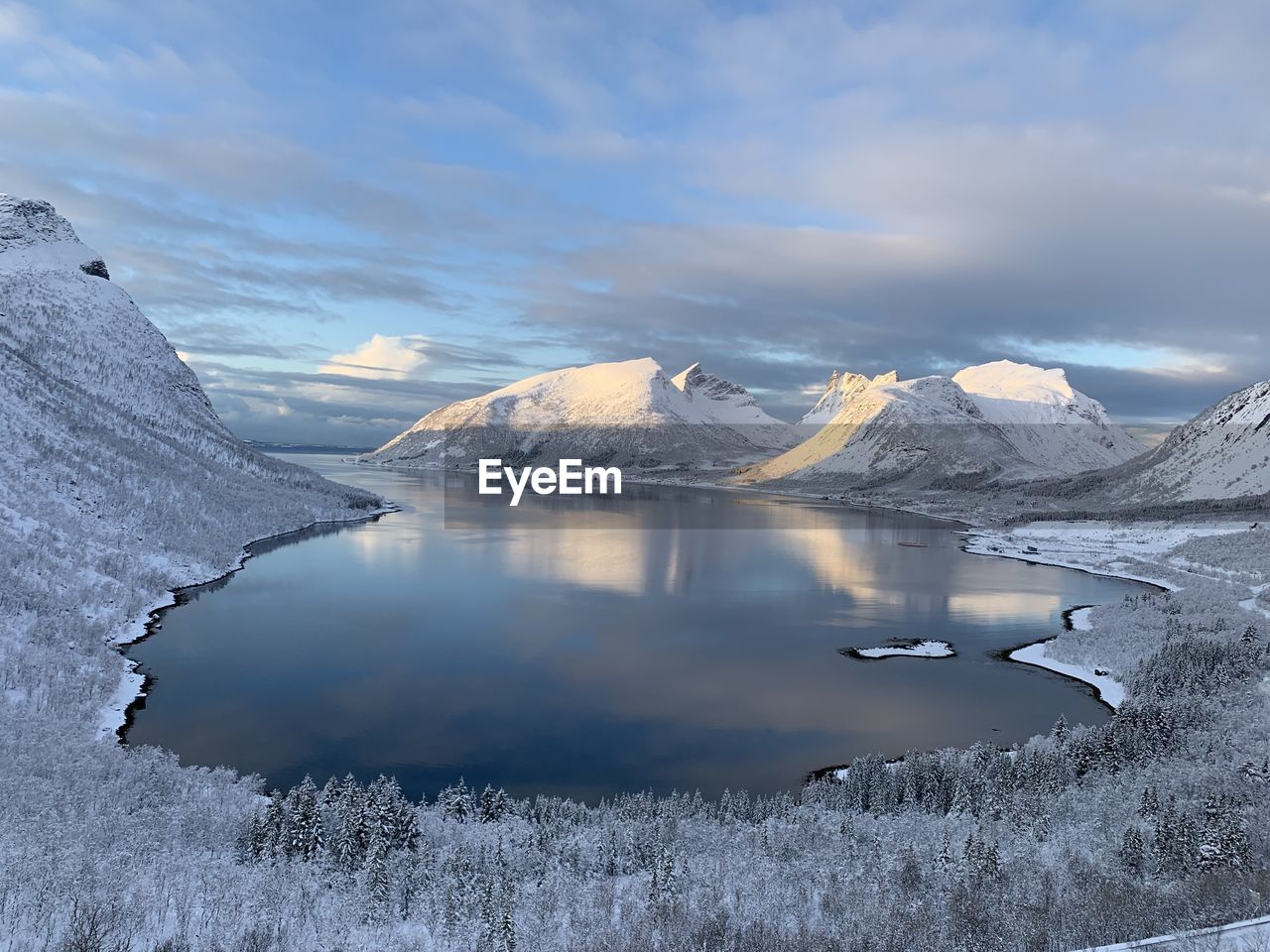 SCENIC VIEW OF FROZEN LAKE AGAINST MOUNTAIN