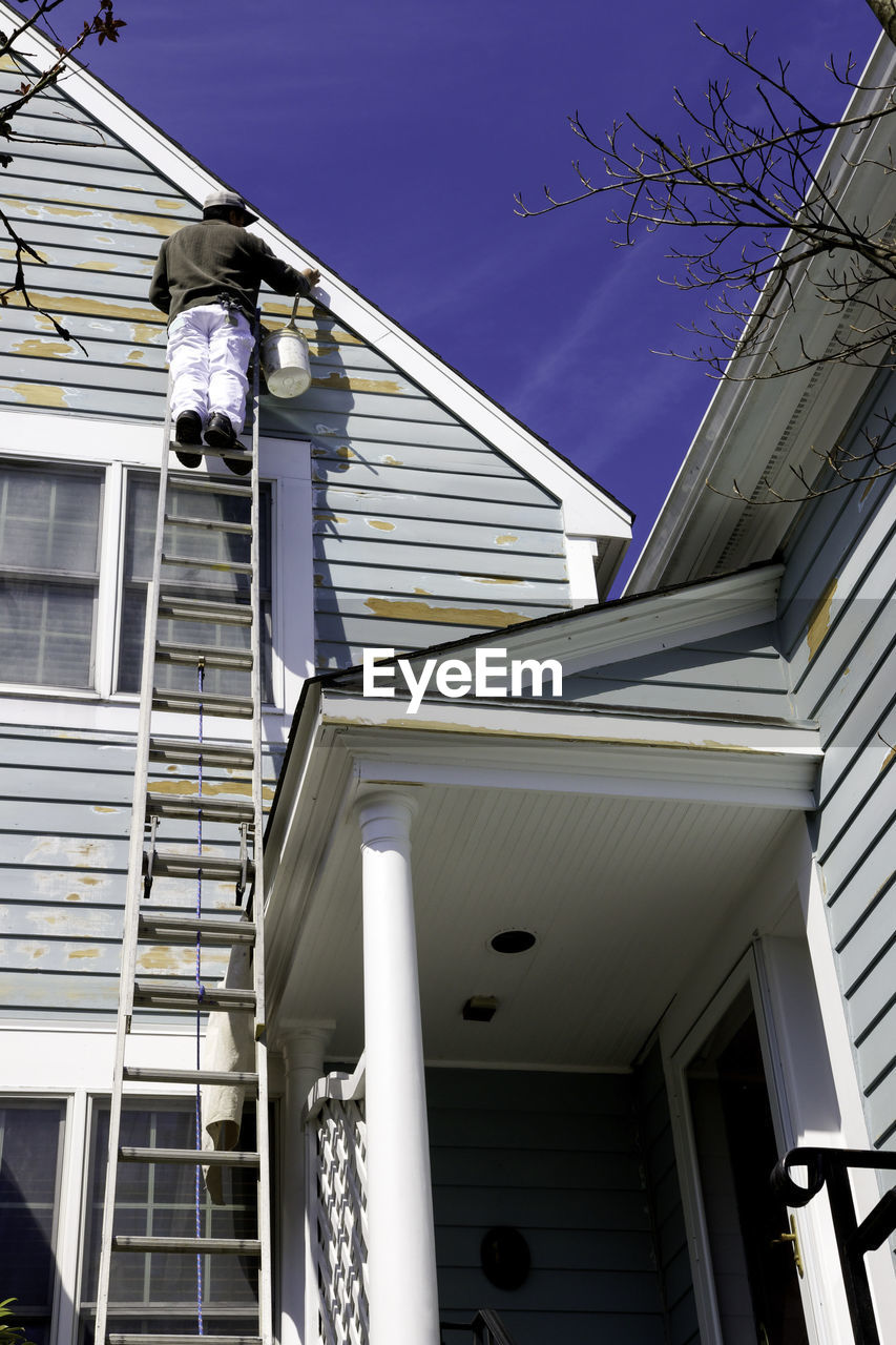 LOW ANGLE VIEW OF BUILDINGS AGAINST SKY