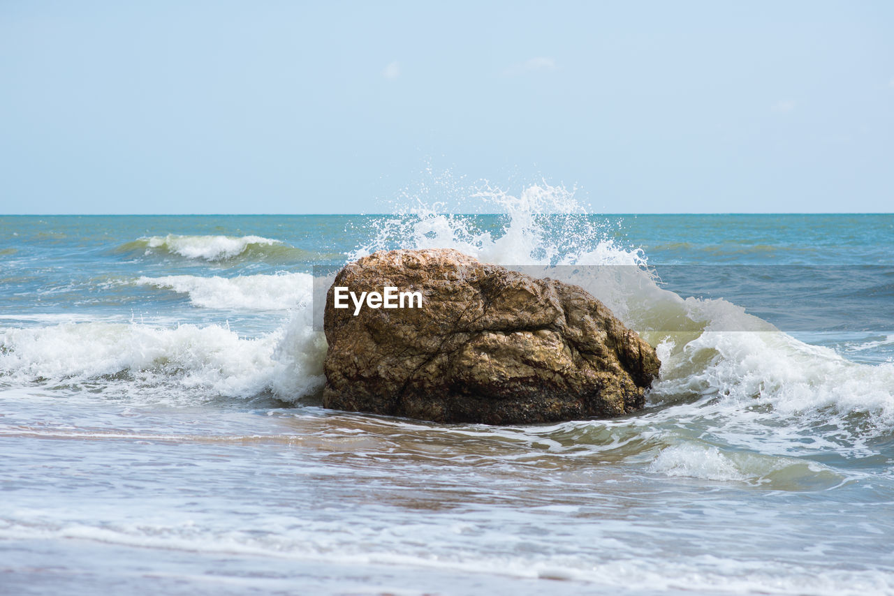 SCENIC VIEW OF SEA WAVES AGAINST CLEAR SKY