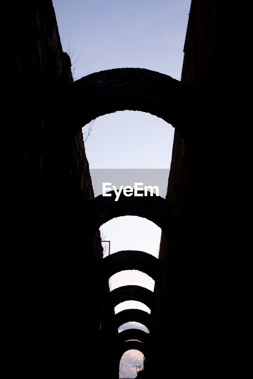 LOW ANGLE VIEW OF BUILT STRUCTURE AGAINST SKY