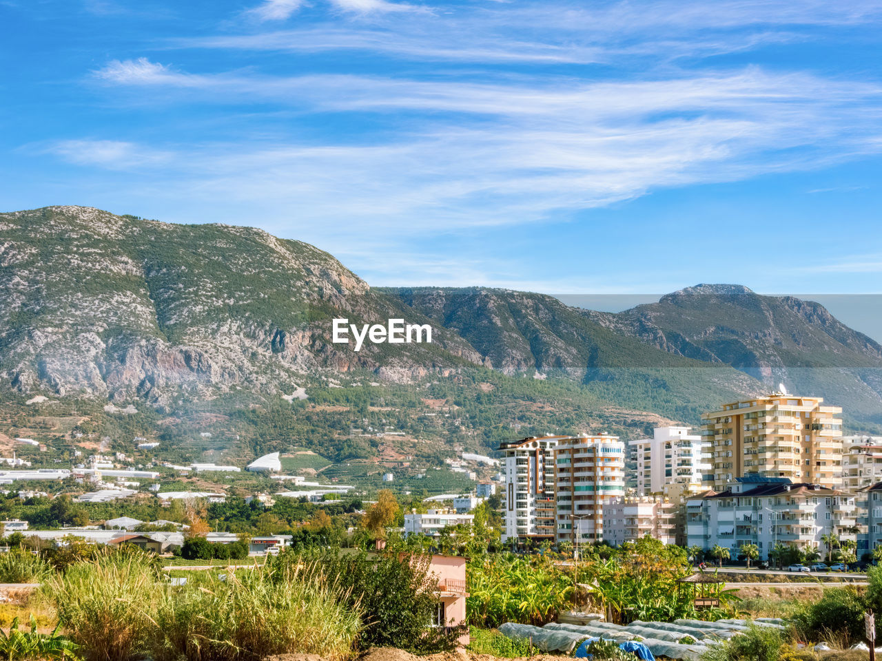 Alanya, turkey - nov 7, 2021. taurus mountains from the side of the seafront
