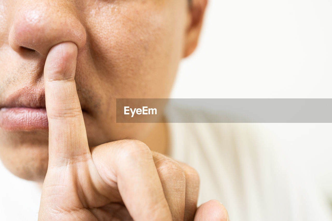 CLOSE-UP OF MAN WITH HAND ON FINGER