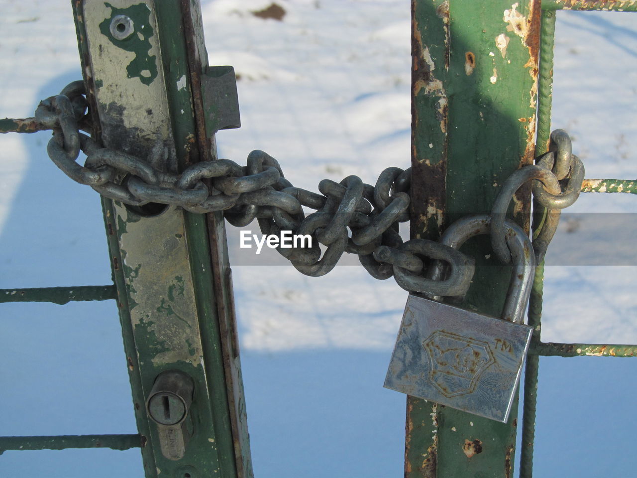 CLOSE-UP OF CHAIN ATTACHED TO BRIDGE