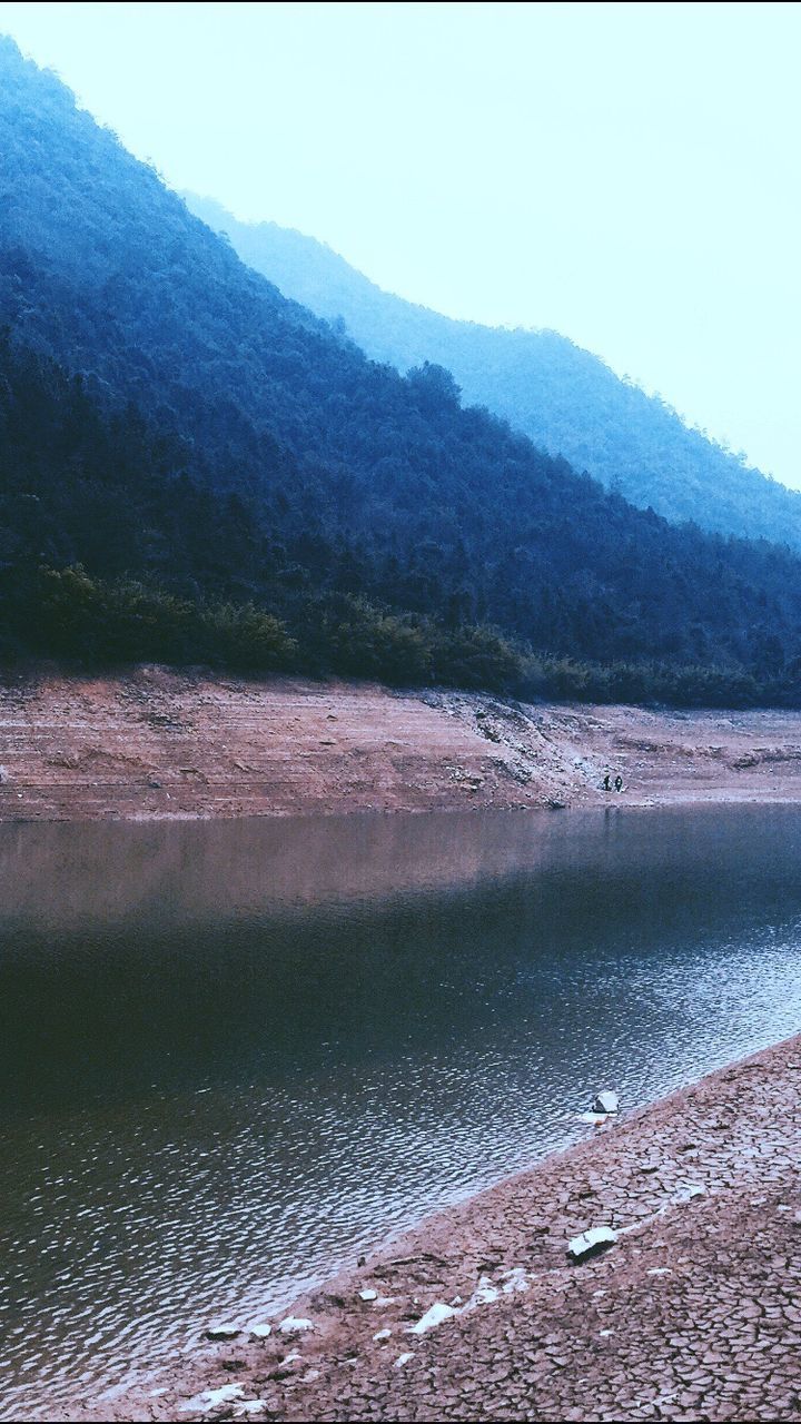 SCENIC VIEW OF LAKE BY MOUNTAIN AGAINST SKY