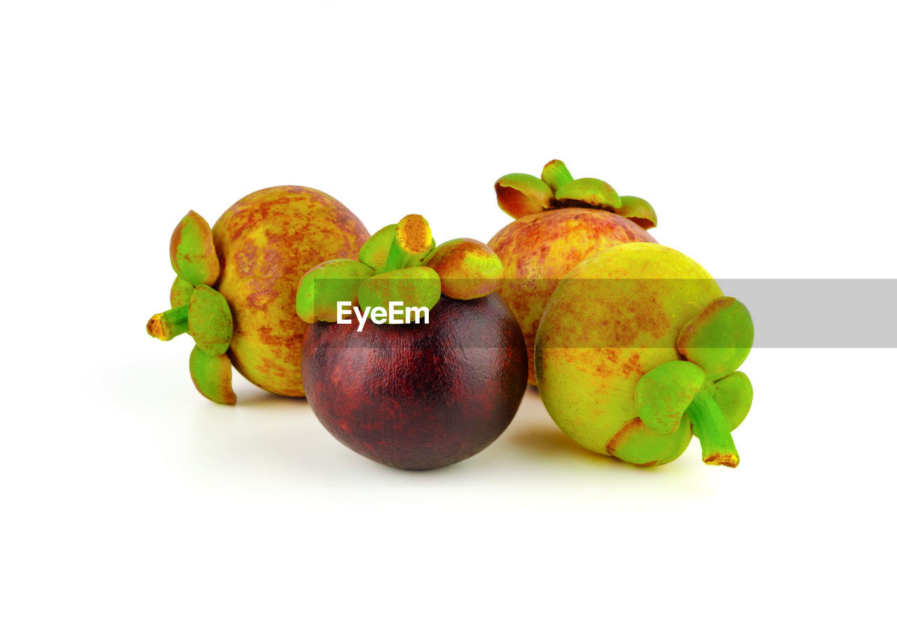 CLOSE-UP OF APPLES IN CONTAINER