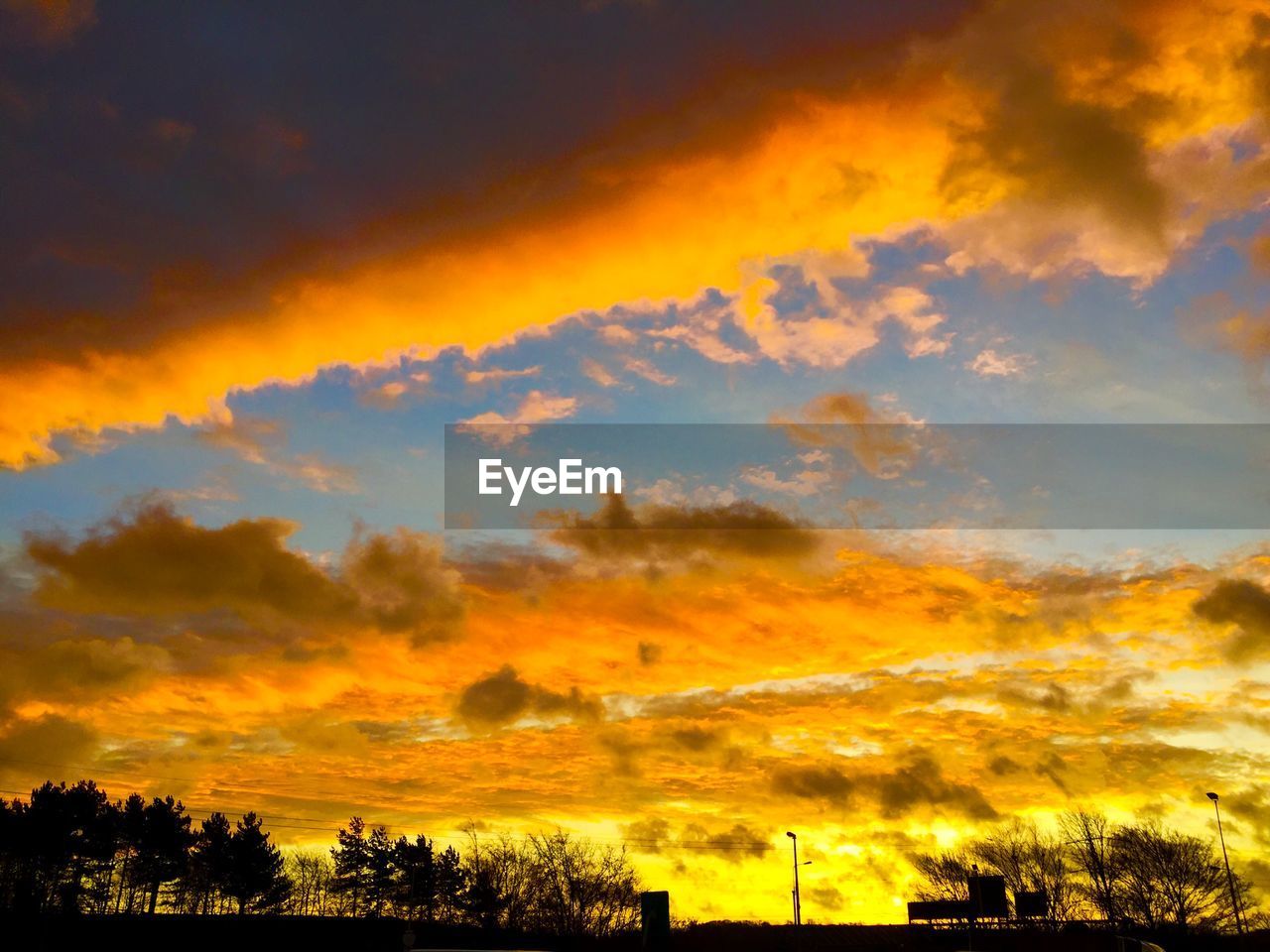 SCENIC VIEW OF DRAMATIC SKY OVER LANDSCAPE