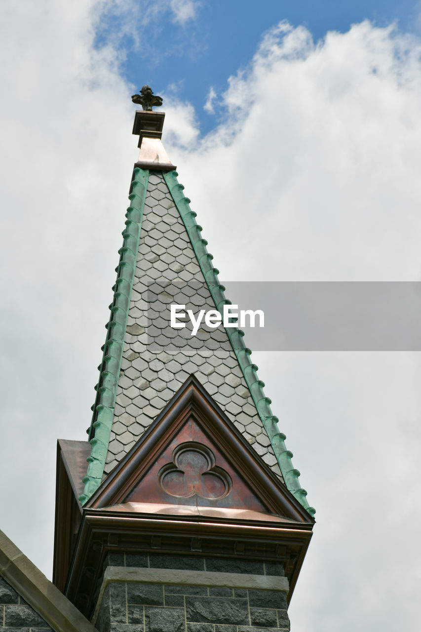 LOW ANGLE VIEW OF TEMPLE TOWER AGAINST SKY