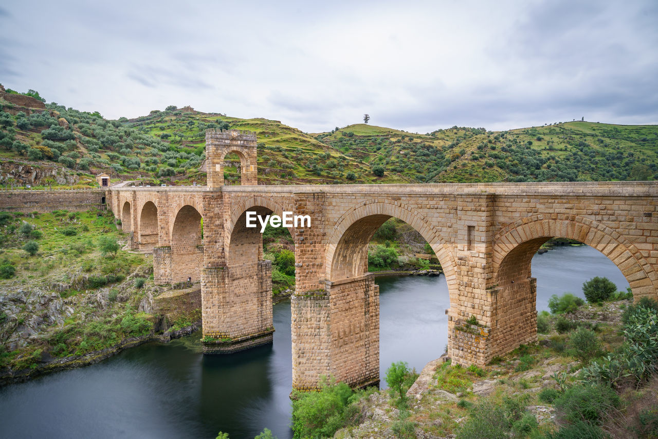 BRIDGE OVER RIVER AGAINST SKY