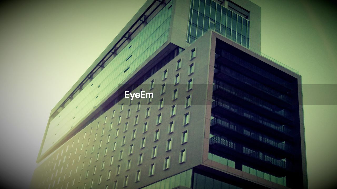 LOW ANGLE VIEW OF MODERN BUILDING AGAINST SKY