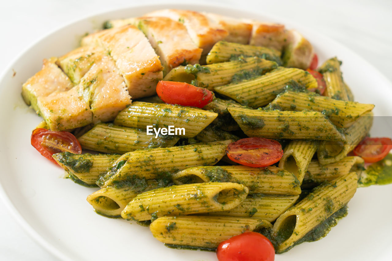 HIGH ANGLE VIEW OF VEGETABLES ON TABLE