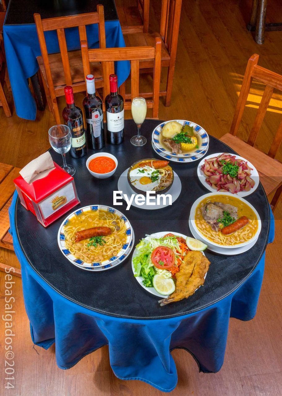 HIGH ANGLE VIEW OF FOOD IN PLATE ON TABLE