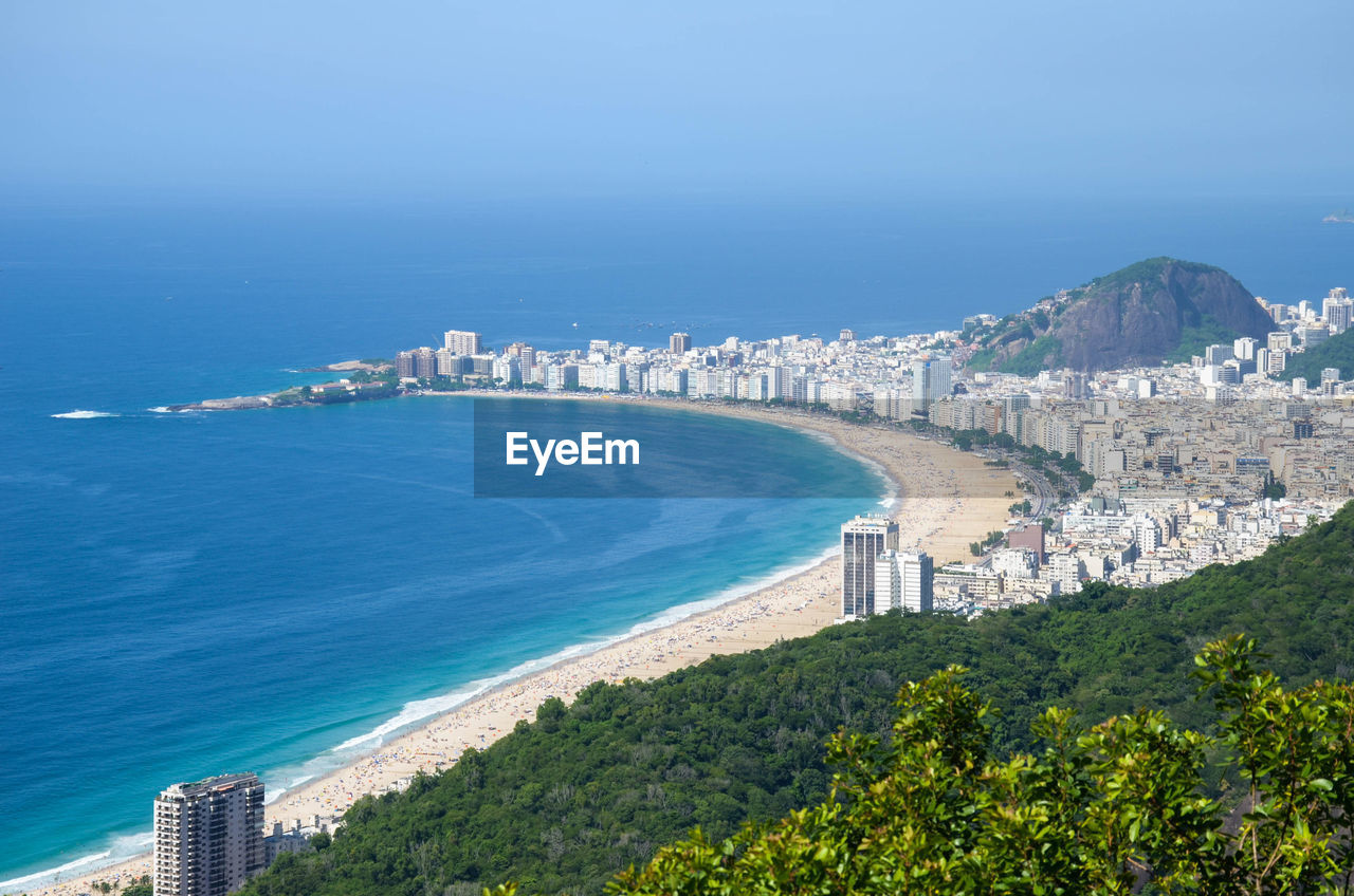 HIGH ANGLE VIEW OF CITY BY SEA