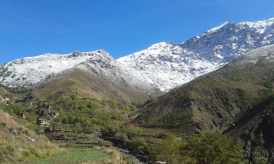 SCENIC VIEW OF SNOW COVERED MOUNTAINS