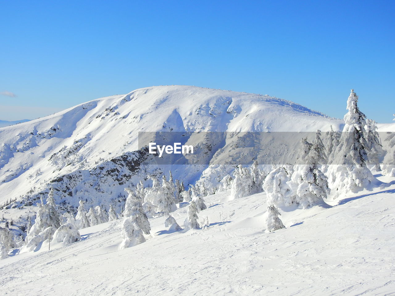 PANORAMIC VIEW OF SNOWCAPPED MOUNTAINS AGAINST CLEAR BLUE SKY