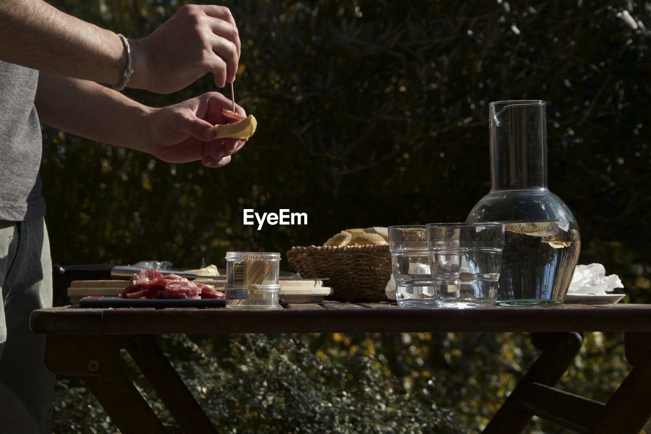 CLOSE-UP OF HAND HOLDING DRINK