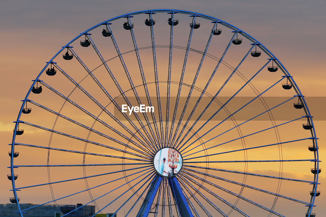 LOW ANGLE VIEW OF FERRIS WHEEL AGAINST SKY IN BACKGROUND