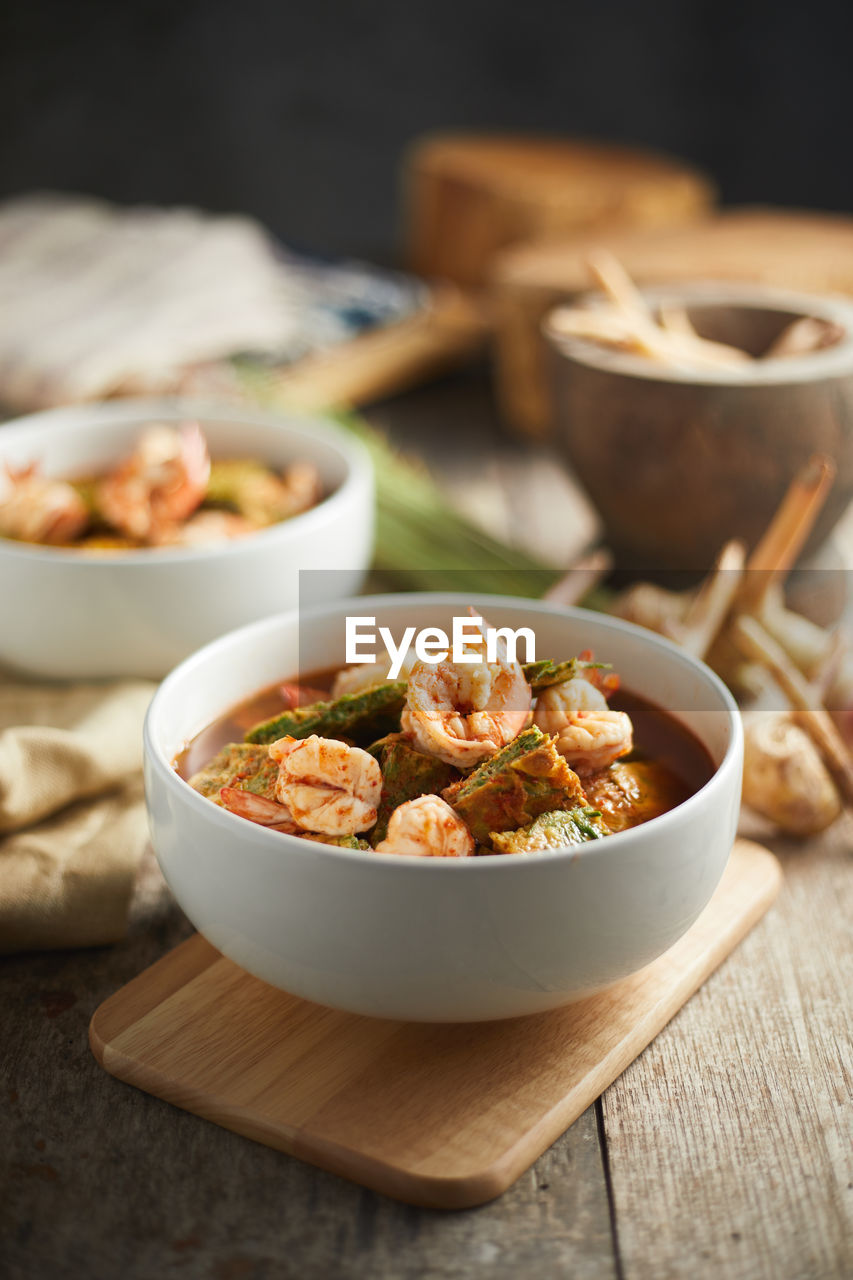 HIGH ANGLE VIEW OF RICE IN BOWL ON TABLE