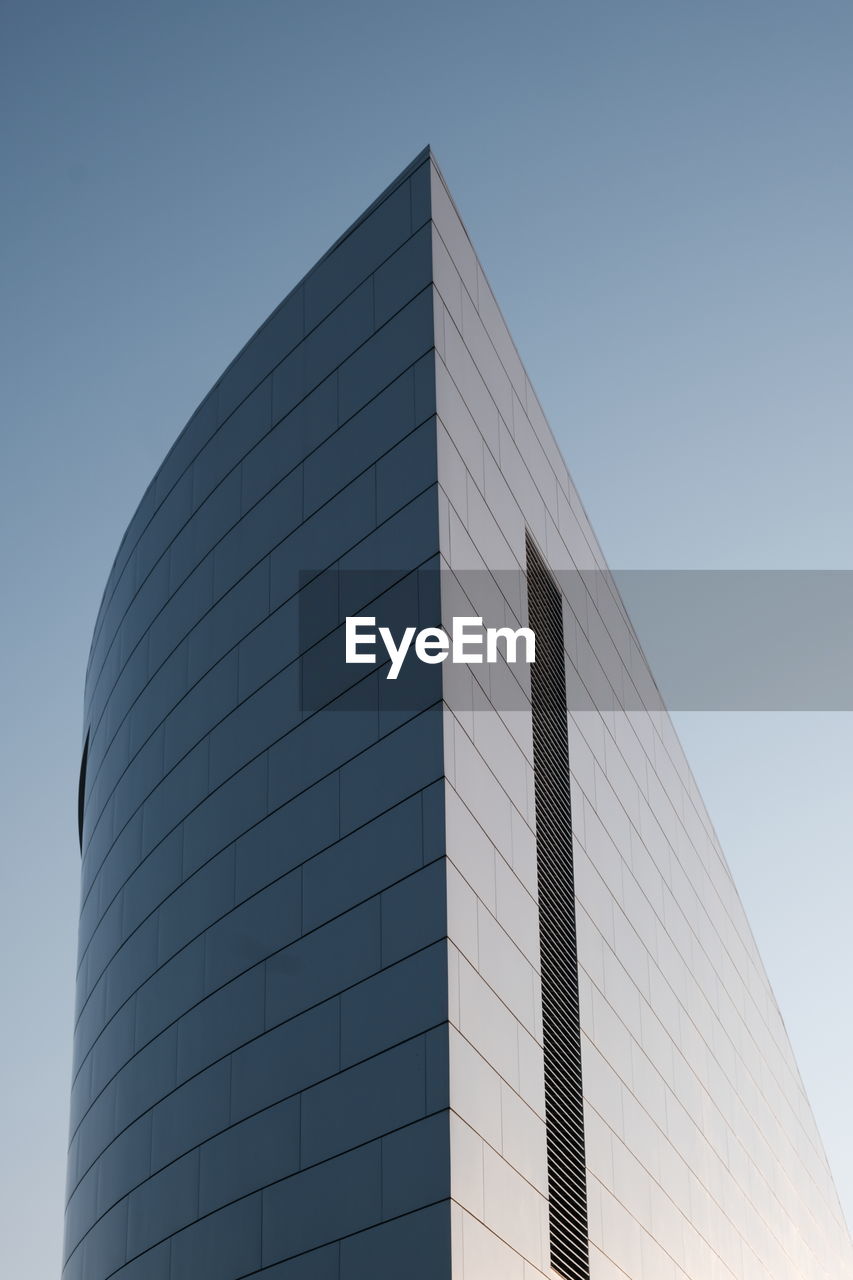 LOW ANGLE VIEW OF BUILDING AGAINST CLEAR SKY