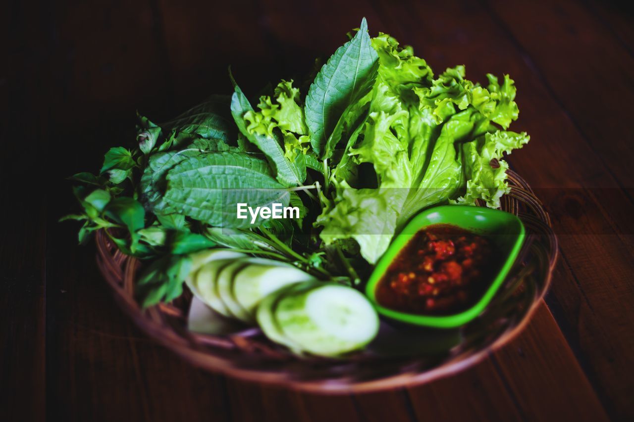 HIGH ANGLE VIEW OF VEGETABLES IN PLATE ON TABLE