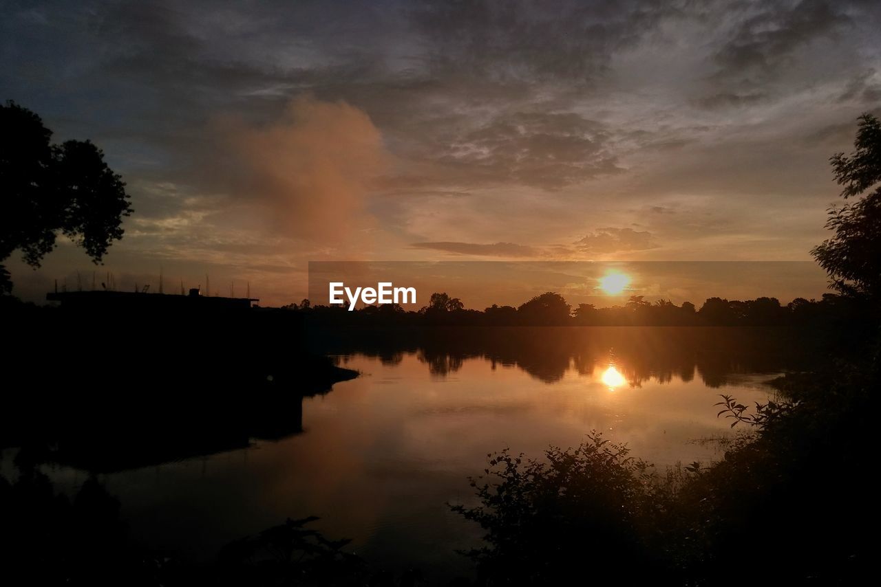 SCENIC VIEW OF SUNSET OVER LAKE