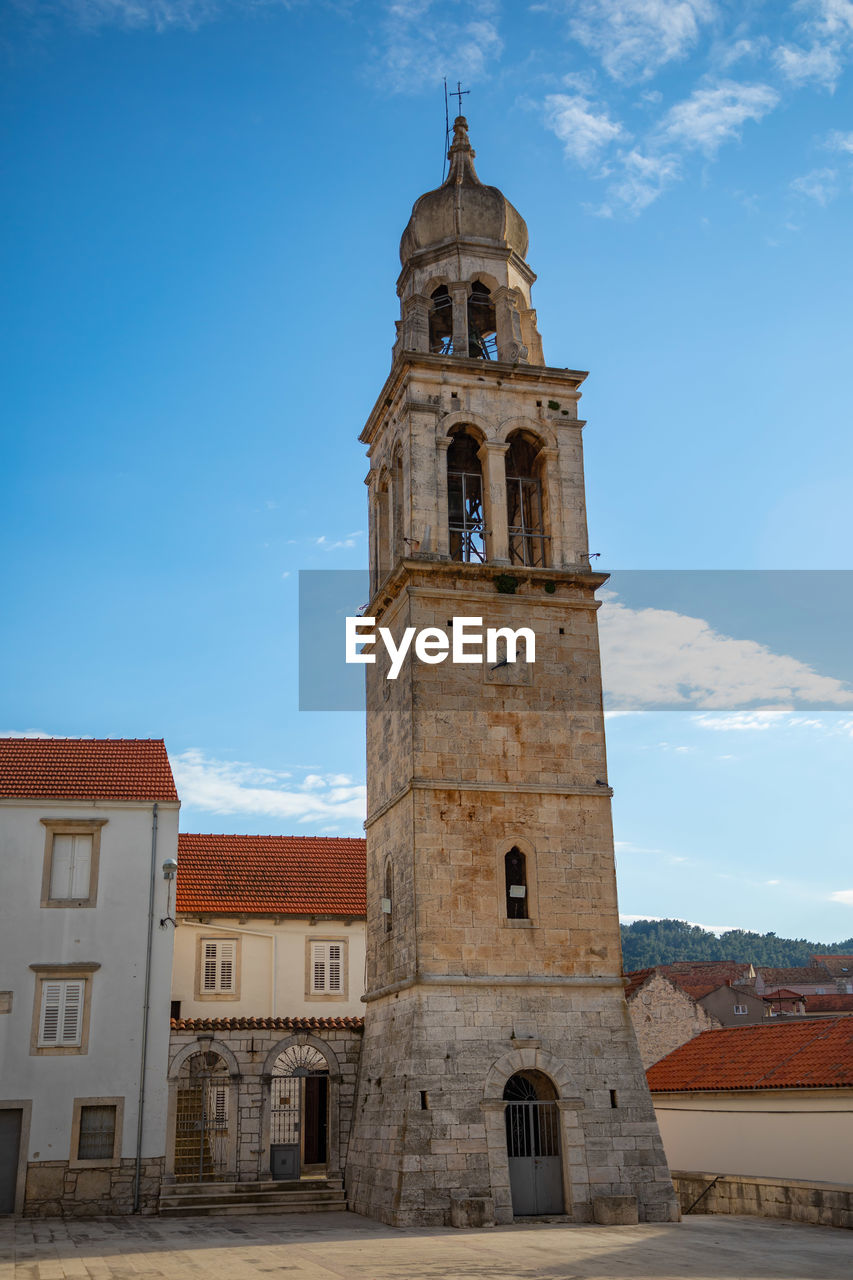 LOW ANGLE VIEW OF CLOCK TOWER OF BUILDING AGAINST SKY