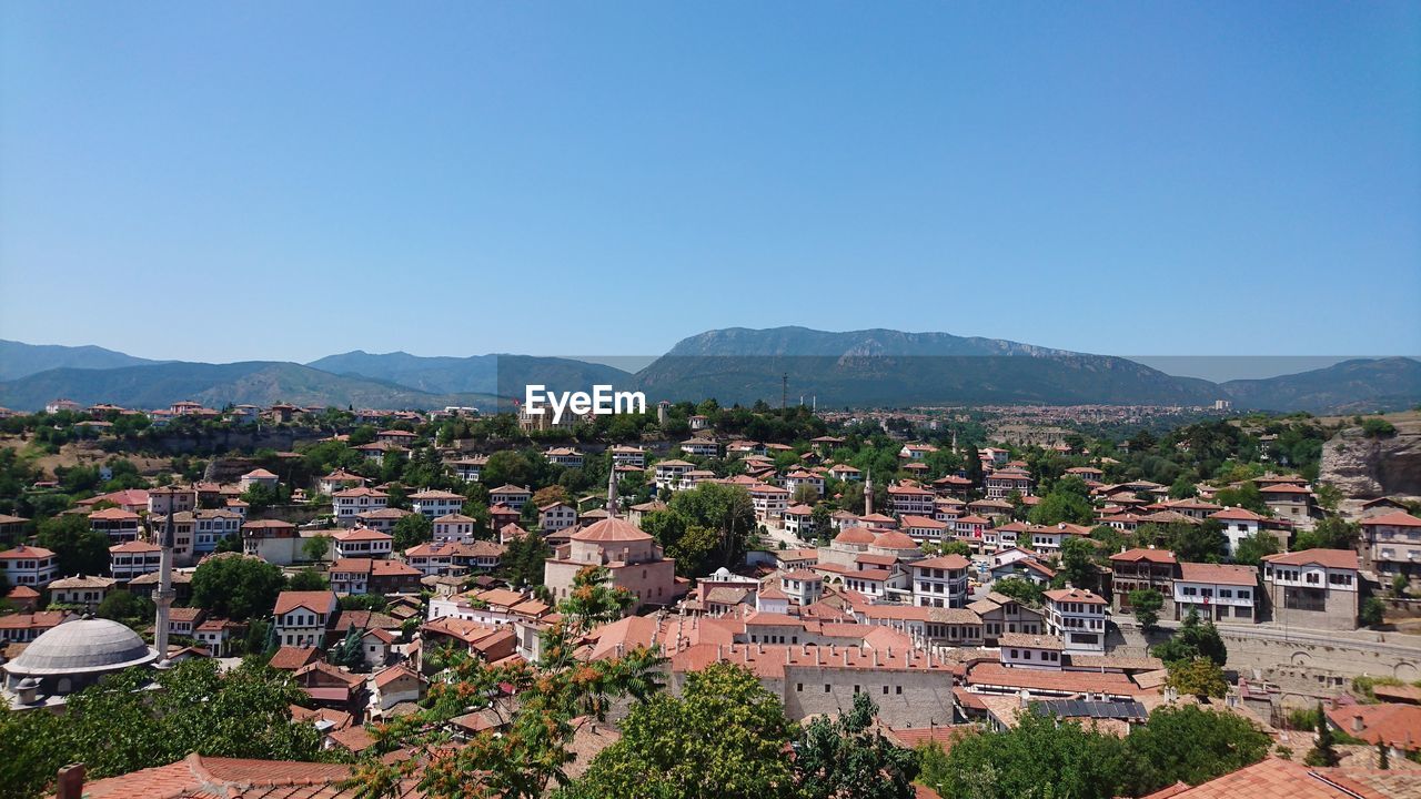 HIGH ANGLE VIEW OF TOWNSCAPE AGAINST SKY