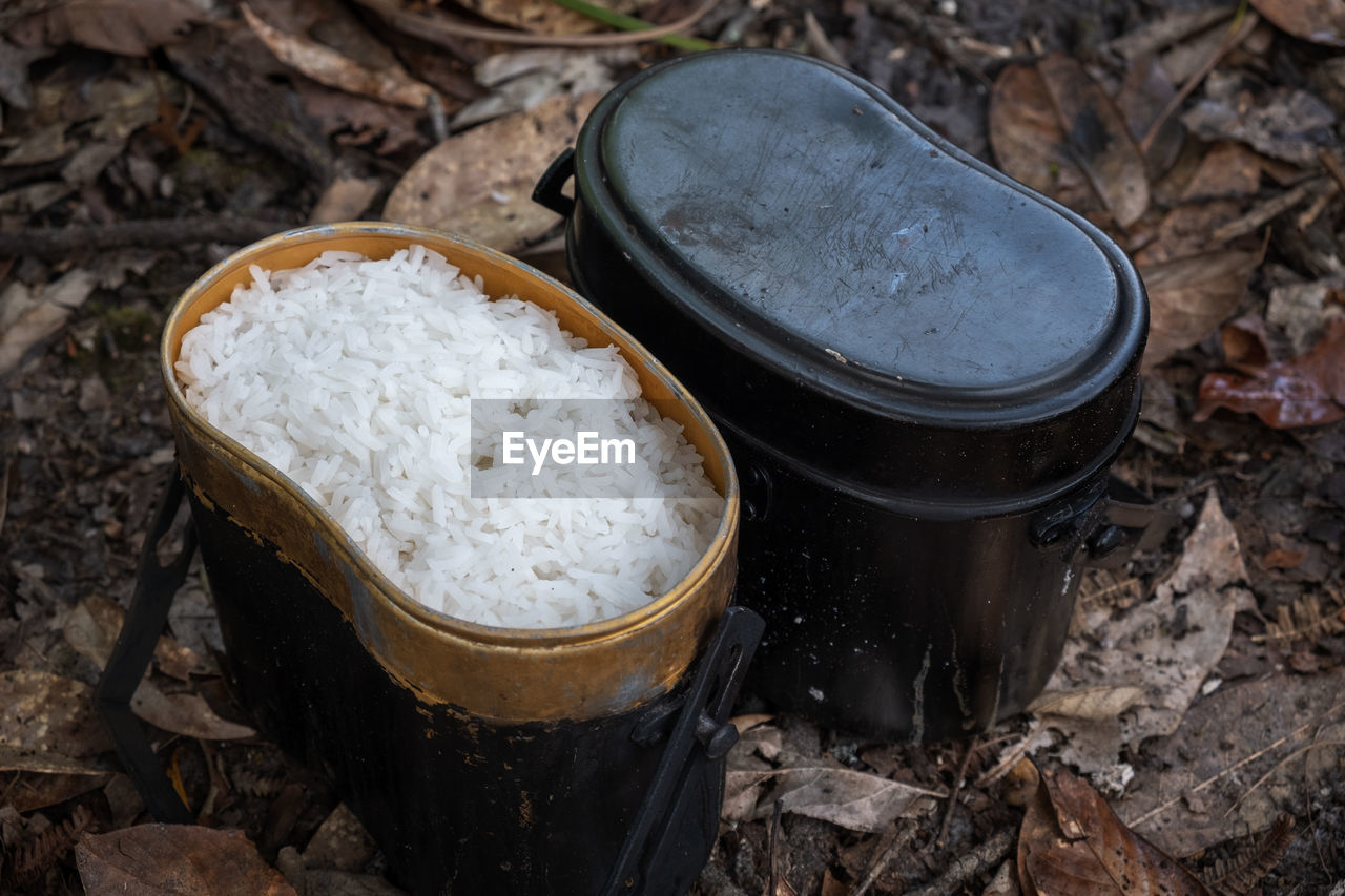 HIGH ANGLE VIEW OF BREAD IN CONTAINER ON GROUND