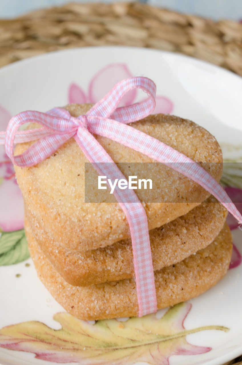 CLOSE-UP OF CAKE ON PLATE