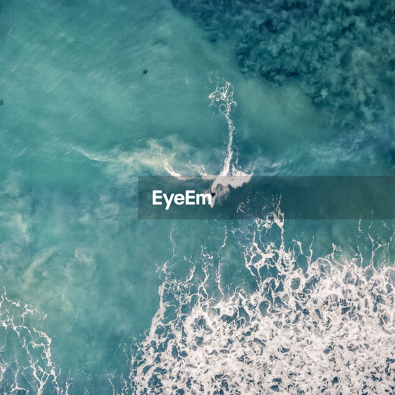 HIGH ANGLE VIEW OF WATER FLOWING FROM SEA
