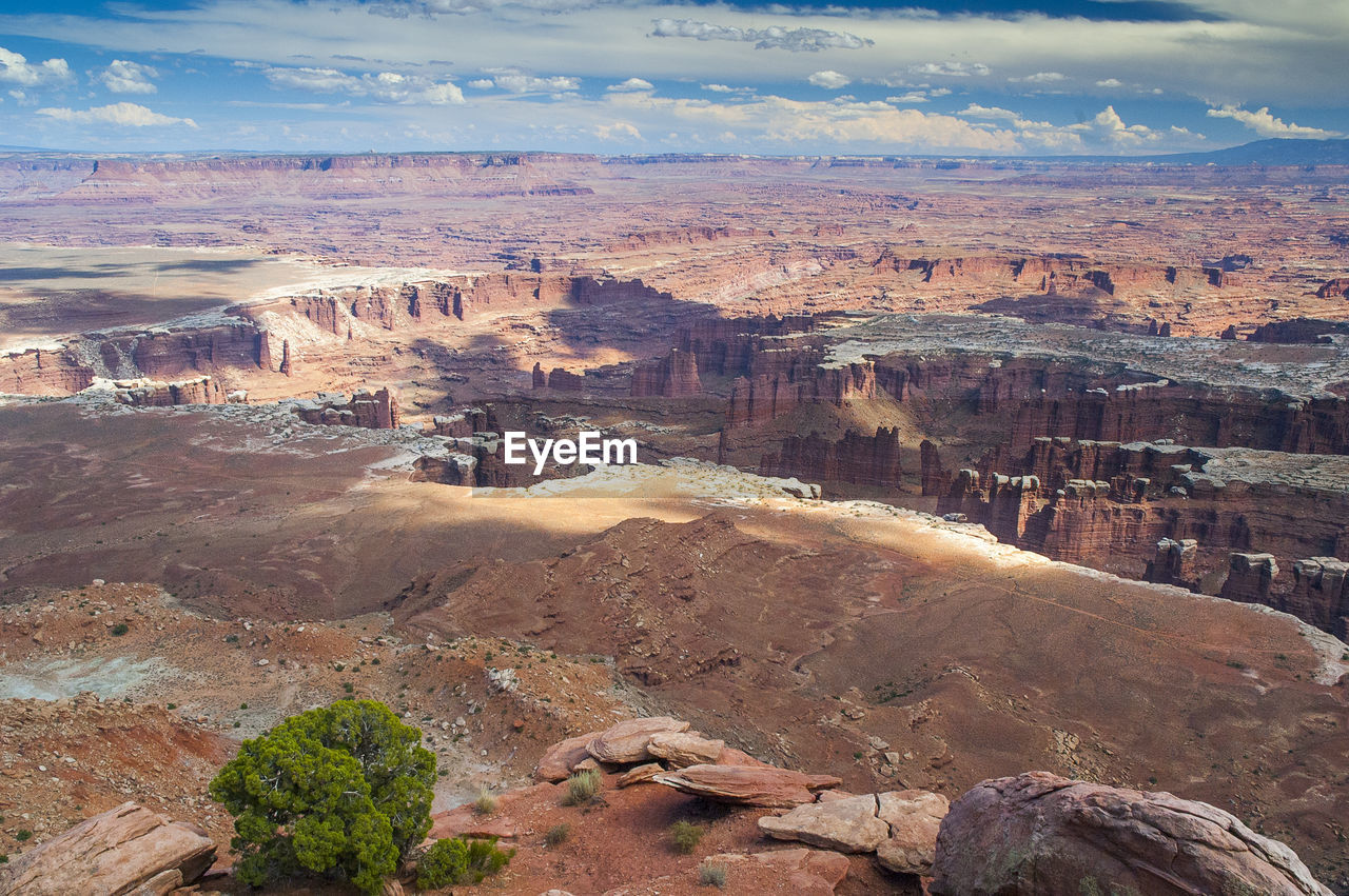 HIGH ANGLE VIEW OF ROCKS ON LANDSCAPE