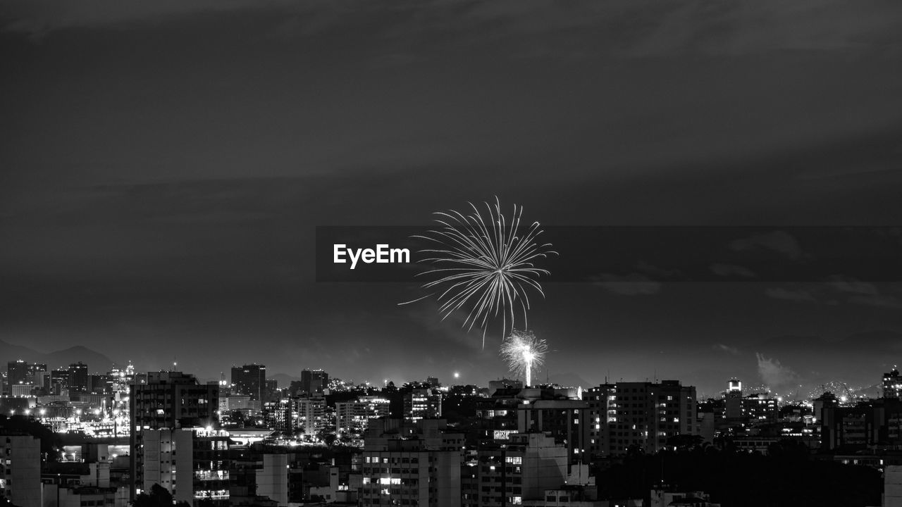 Images with new year's, réveillon, fireworks exploding in the sky in niterói, rio de janeiro, brazil