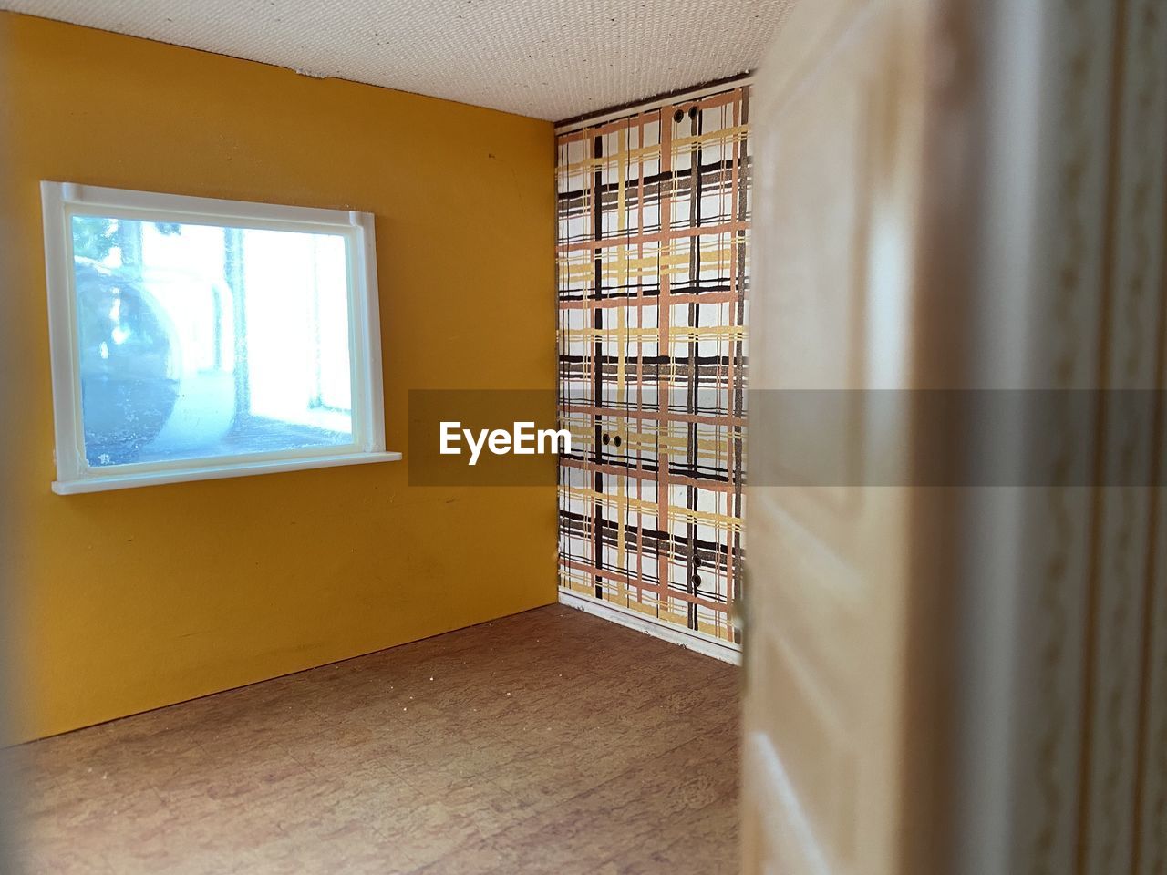 INTERIOR OF EMPTY ROOM WITH OPEN WINDOW