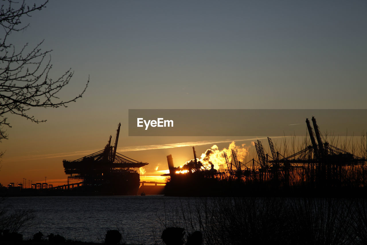 2010 - hamburg harbour and sunrise