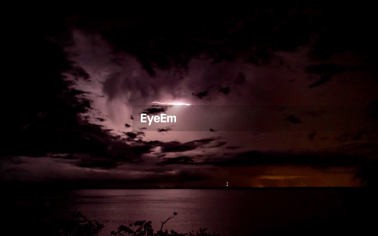 IDYLLIC VIEW OF SEA AGAINST SKY AT NIGHT