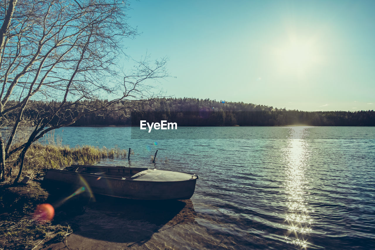 BOAT IN LAKE AGAINST SKY