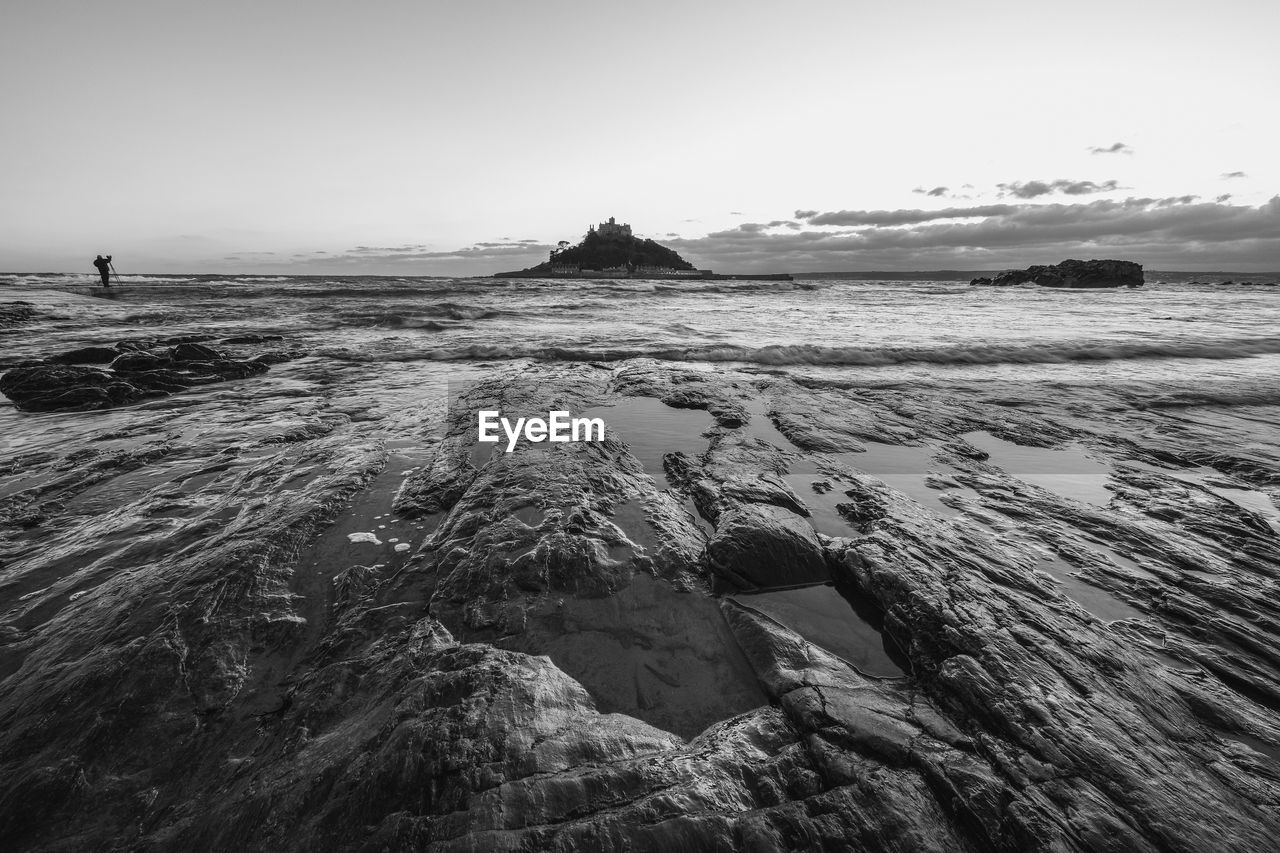 PANORAMIC VIEW OF BEACH AGAINST SKY