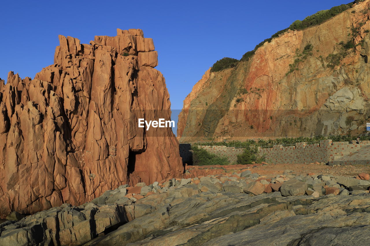 SCENIC VIEW OF ROCK FORMATIONS AGAINST CLEAR SKY