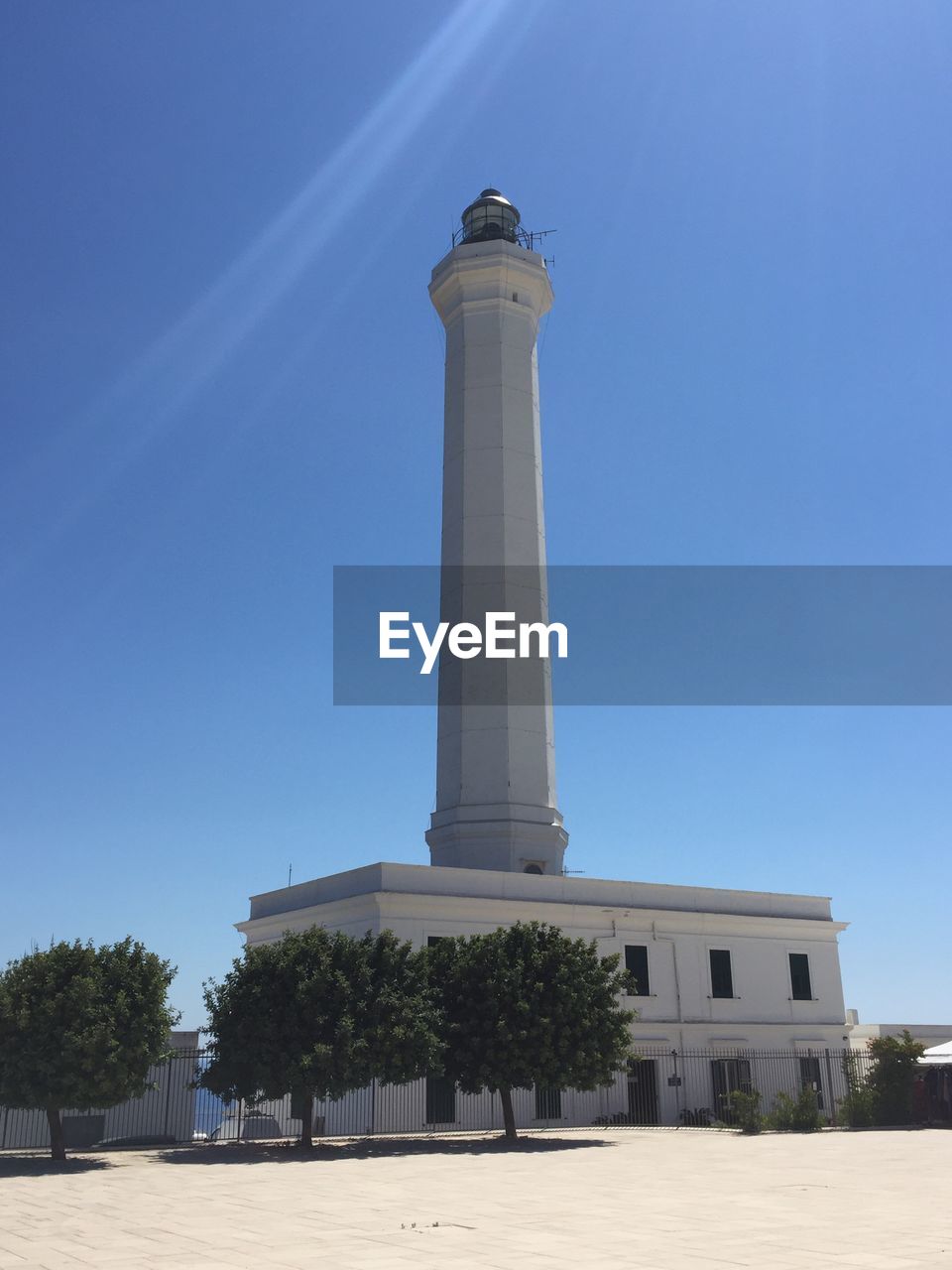 LOW ANGLE VIEW OF HISTORIC BUILDING AGAINST CLEAR BLUE SKY