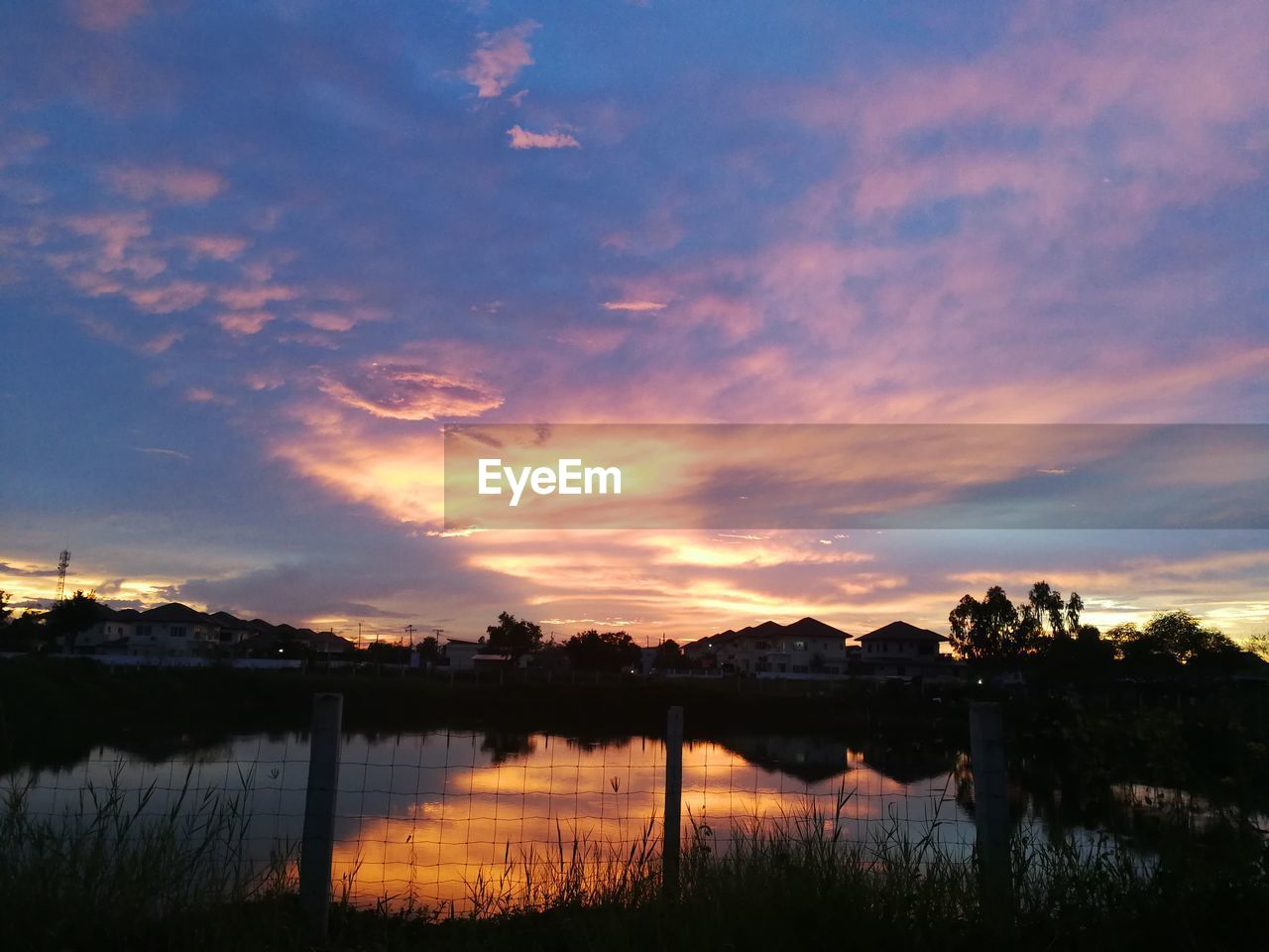 SCENIC VIEW OF LAKE BY SILHOUETTE MOUNTAINS AGAINST SKY