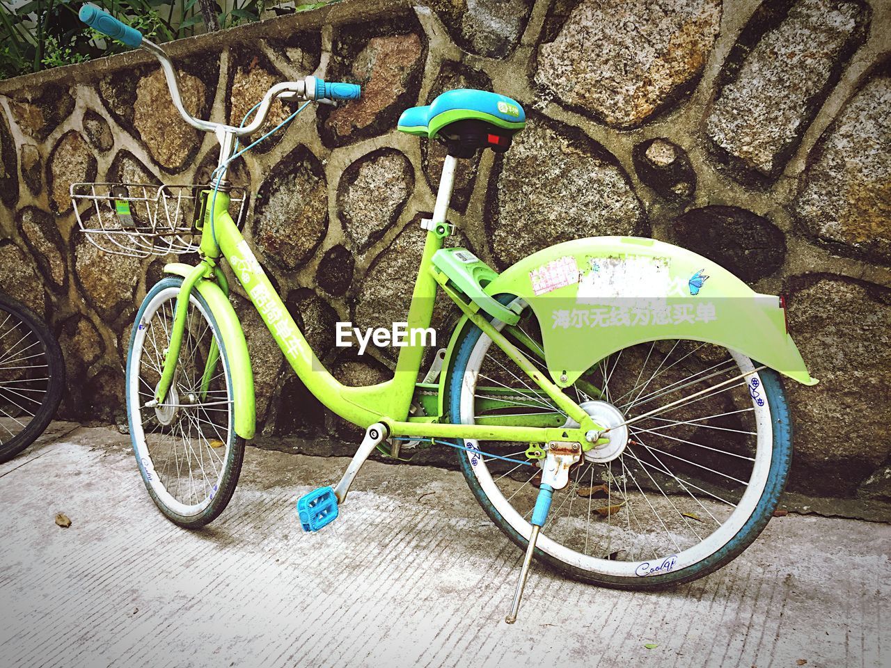 HIGH ANGLE VIEW OF BICYCLE PARKED ON FOOTPATH