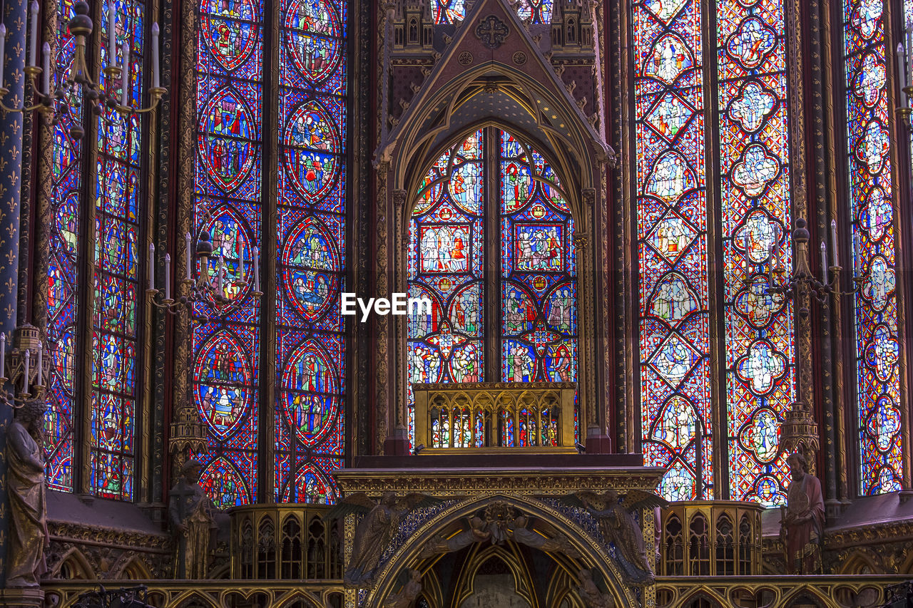 VIEW OF STAINED GLASS WINDOW OF TEMPLE