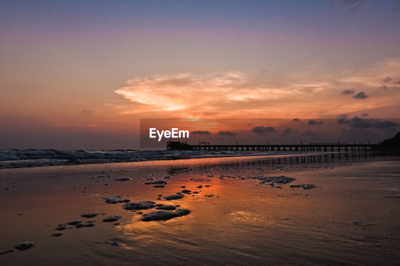 SCENIC VIEW OF SEA AGAINST ORANGE SKY