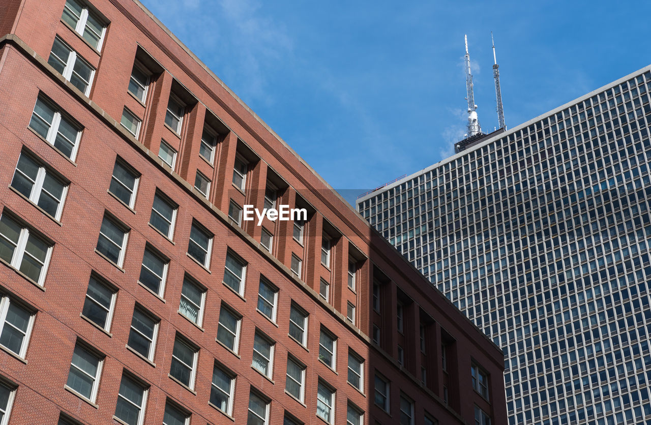 LOW ANGLE VIEW OF BUILDINGS AGAINST SKY IN CITY