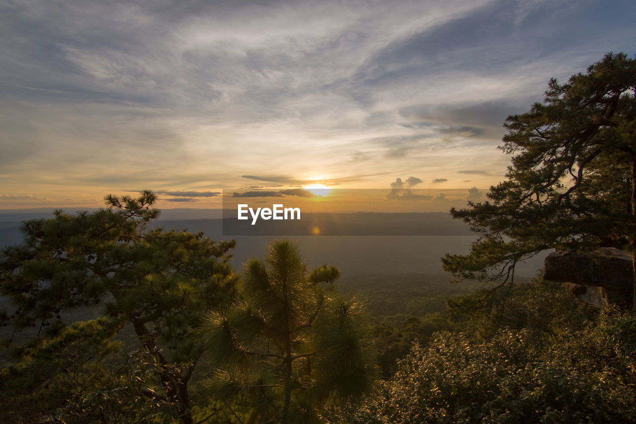 SCENIC VIEW OF SEA AGAINST SKY AT SUNSET