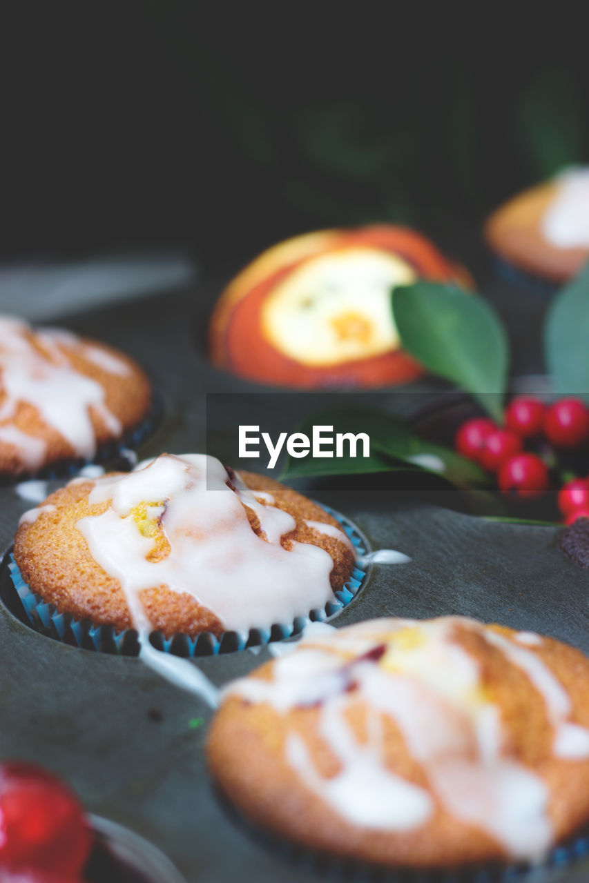 CLOSE-UP OF CUPCAKES