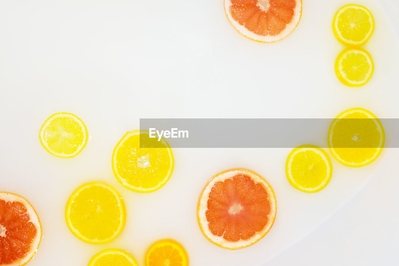 DIRECTLY ABOVE SHOT OF LEMON AND ORANGE ON TABLE